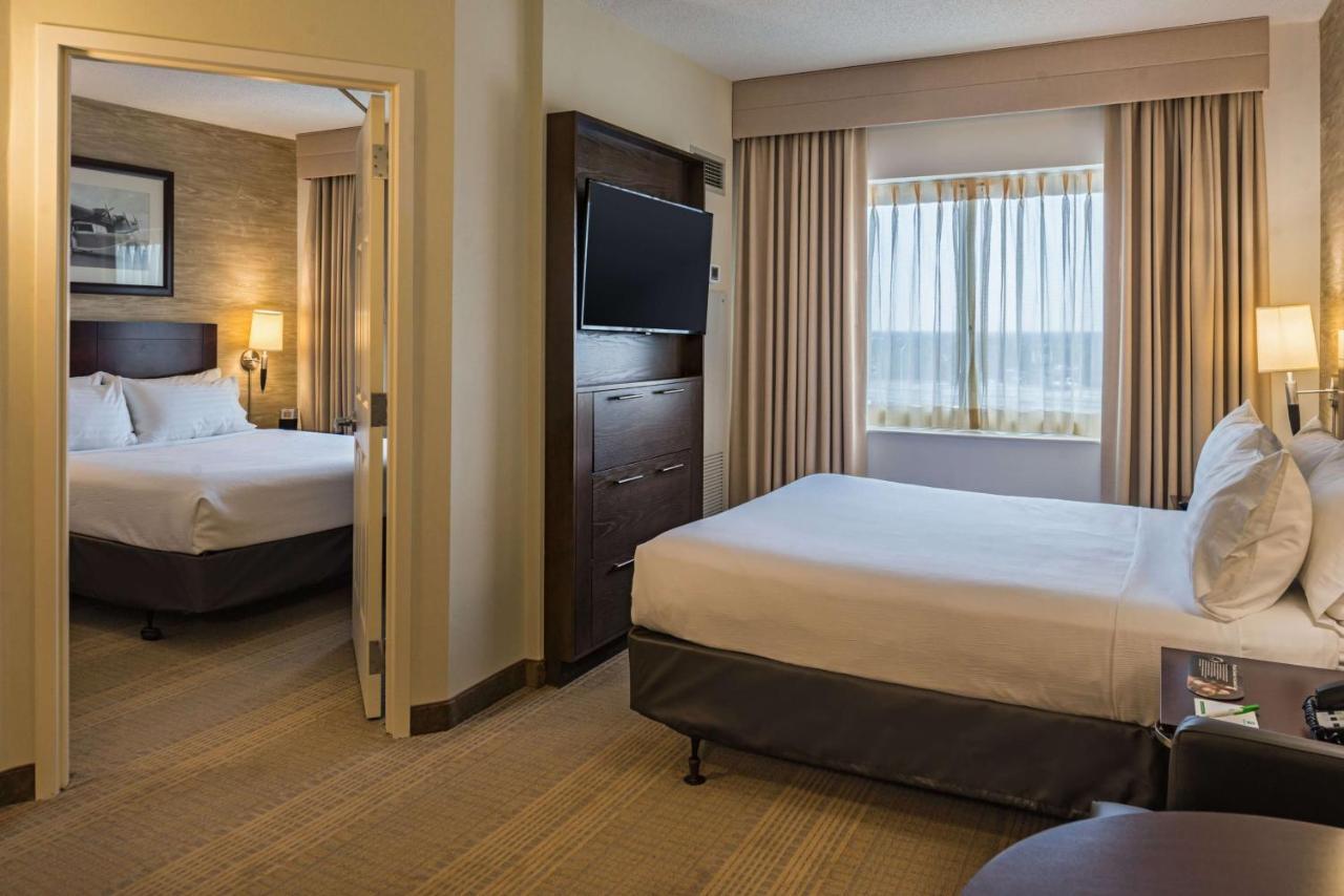One-Bedroom Queen Suite
